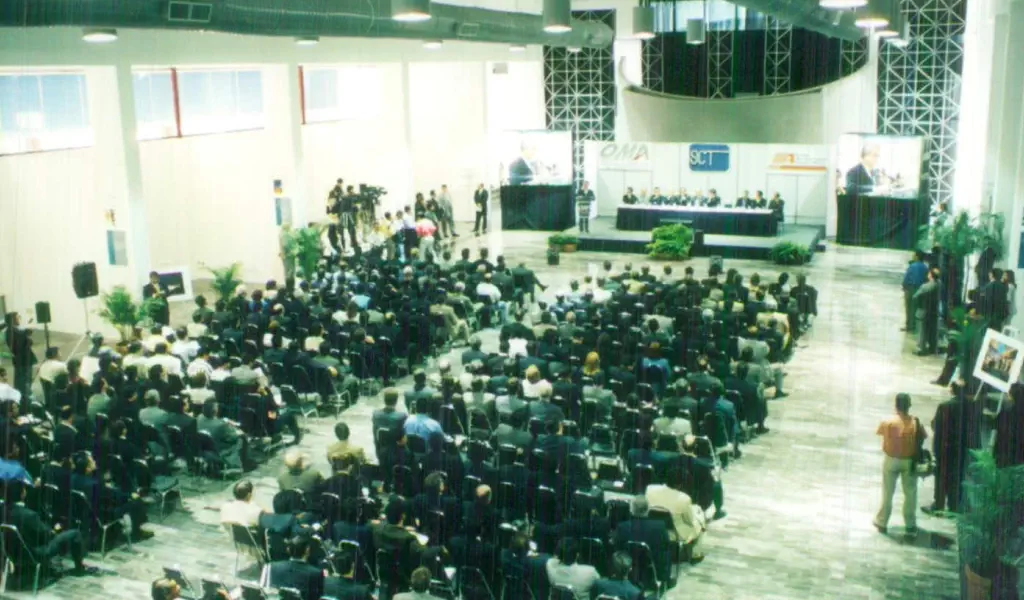 Estructura operacional de Grupo Aeroportuario del Centro Norte, OMA. El Gobierno privatiza las concesiones. ICA, ADP y VINCI ganan el proceso